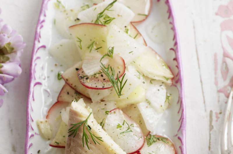 Truite fumée sur salade de radis aux pommes