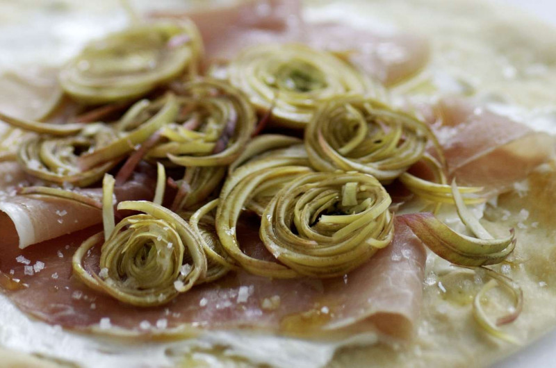 Focaccia au culatello et aux artichauts