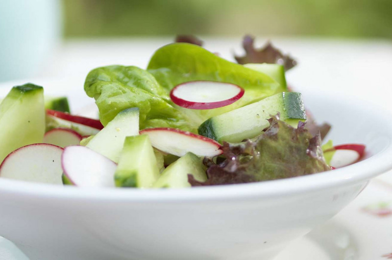 Salade de concombre et de radis roses