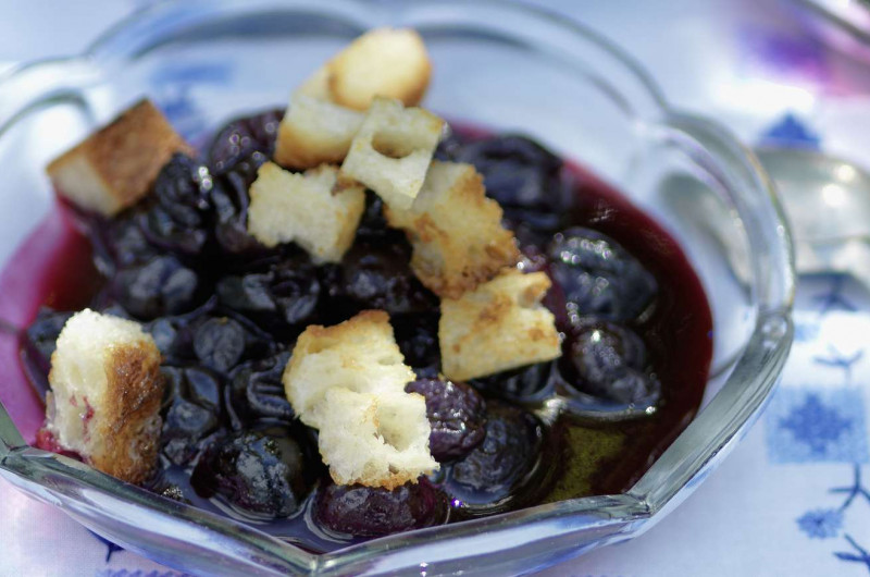 Potage aux cerises avec petits croûtons