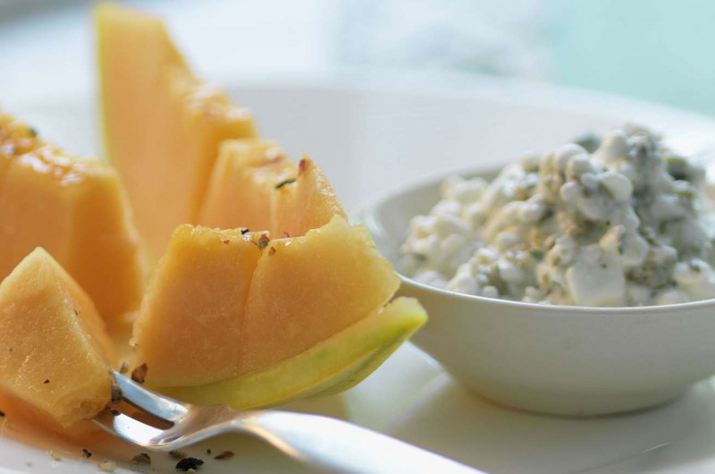 Melon et cottage cheese aux herbes