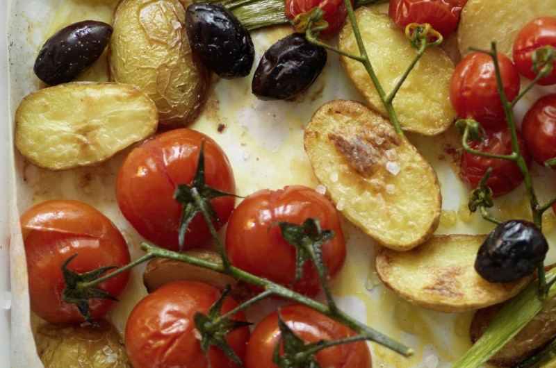 Pommes de terre et tomates au four