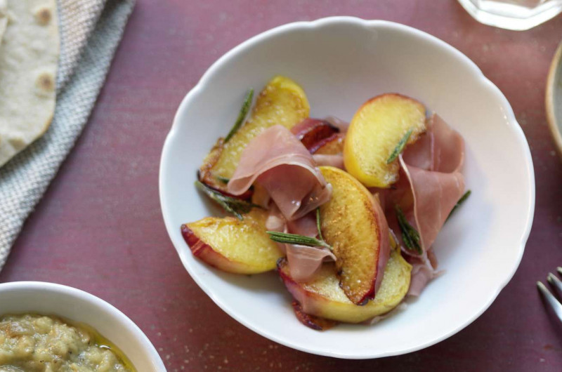 Pêches au romarin et au jambon cru