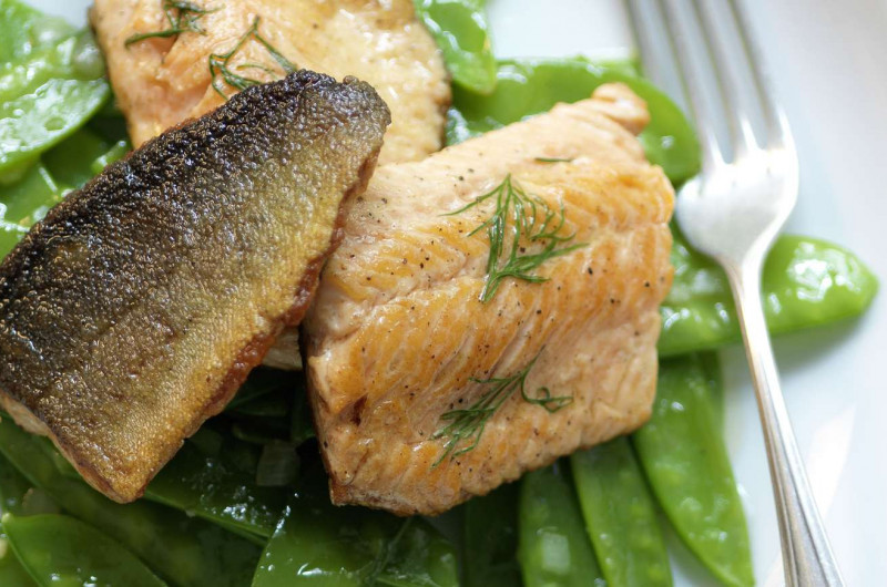 Filet d’omble chevalier aux pois mange-tout