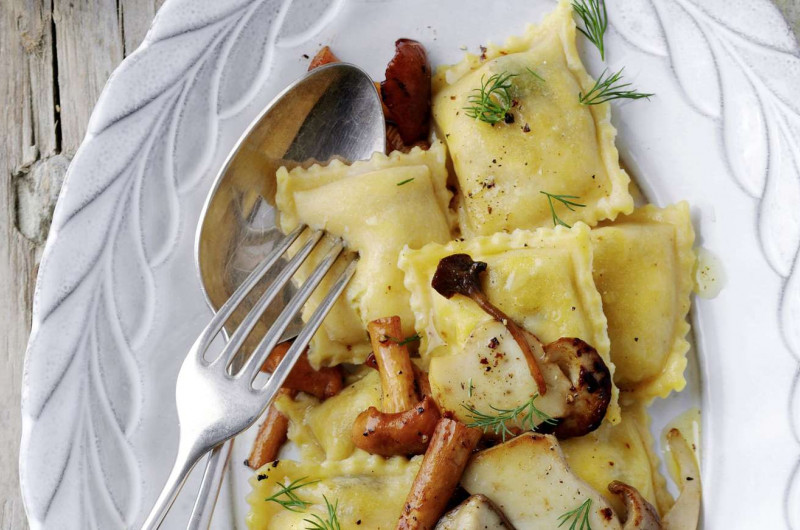 Ravioli au fromage de chèvre avec figues et champignons