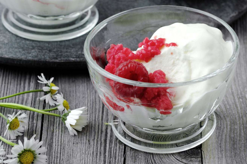 Glace au yogourt au lait de chèvre avec granité aux framboises