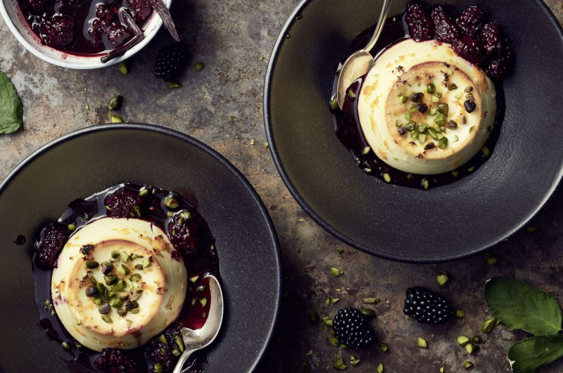 Ricotta cuite avec compote de mûres