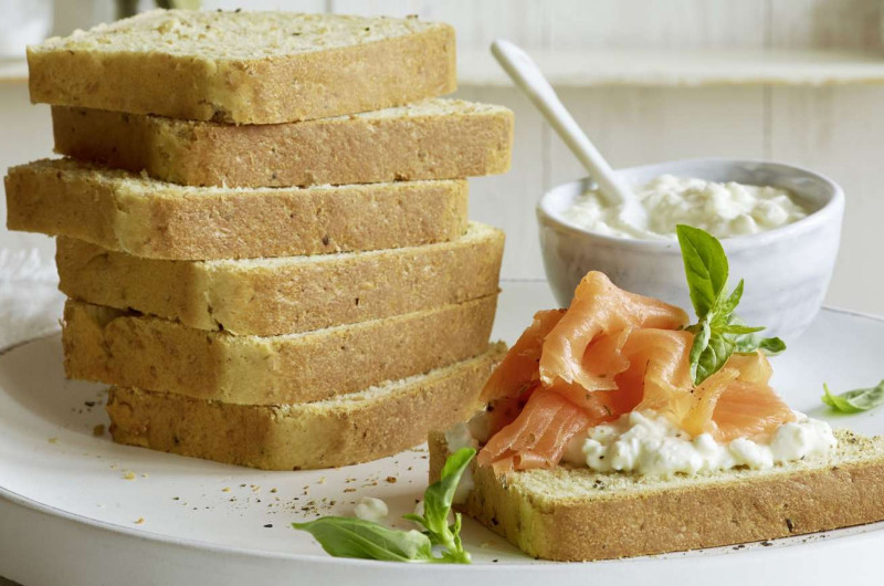 Pain de mie aux herbes garni de saumon