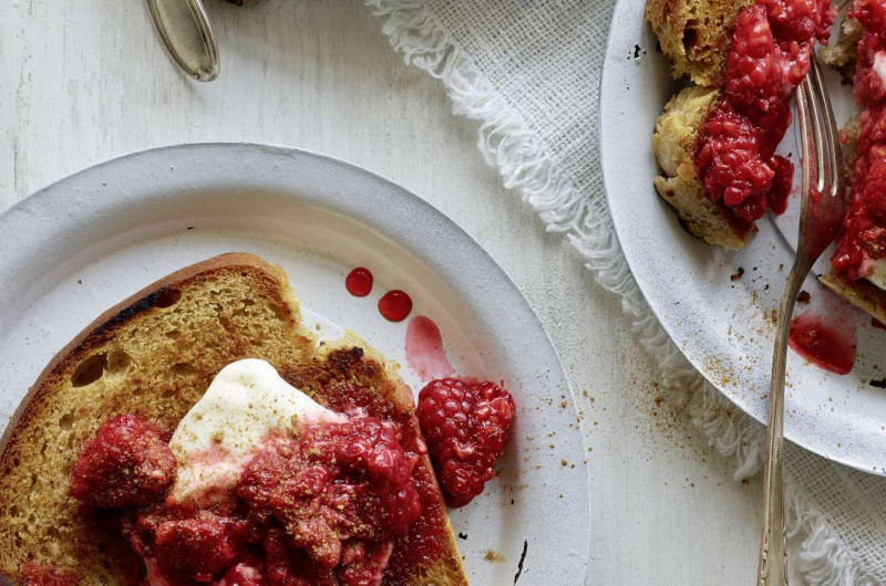 Pain de mie à la cannelle avec compote de framboises