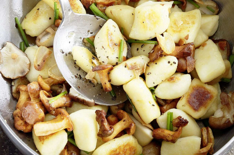 Gnocchi de pommes de terre à l'ail avec champignons frais