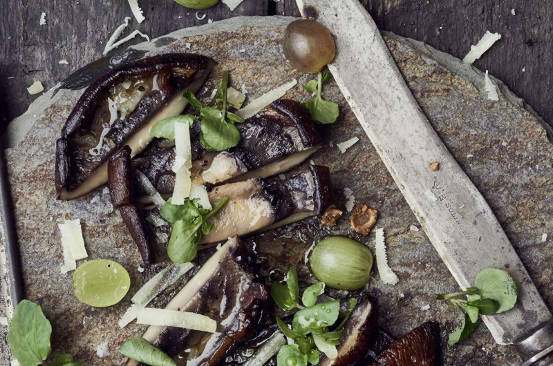 Emincé de portobellos avec cresson de fontaine, raisins et pecorino