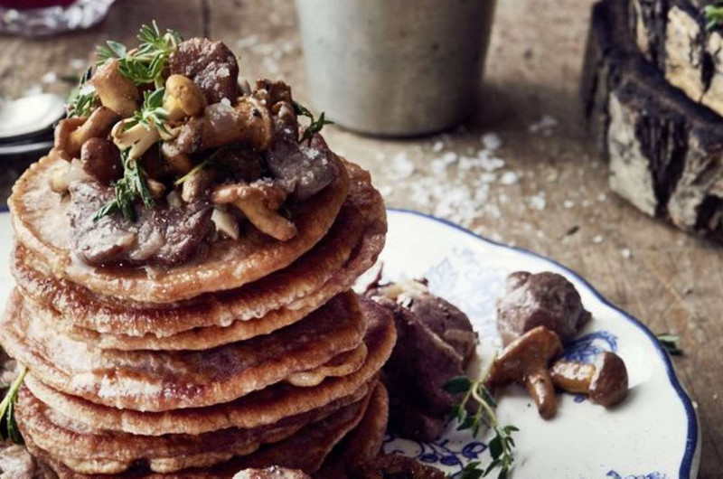 Emincé de chevreuil avec chanterelles et crêpes au bois de santal