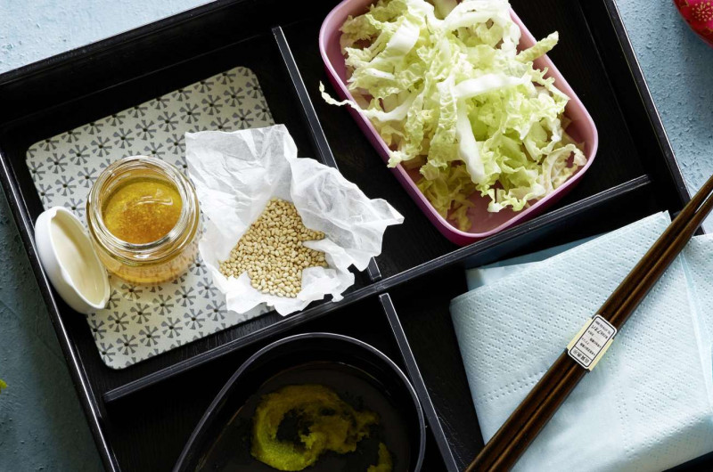 Salade de sushi en boîte bento