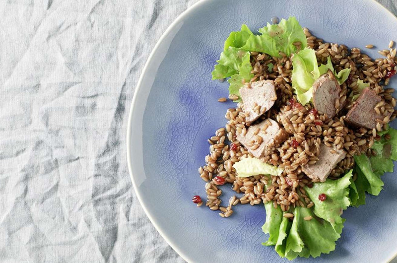 Salade aux graines de seigle avec magret de canard
