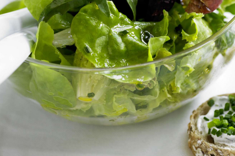 Salade avec tartines aux fines herbes