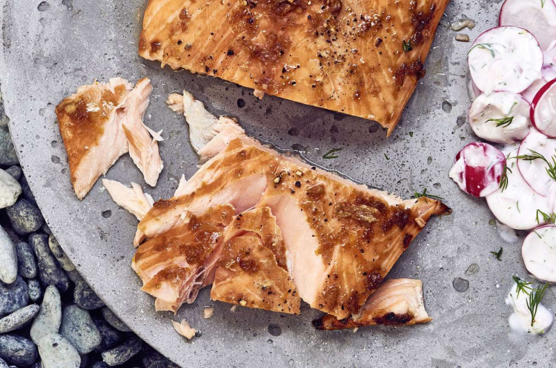Filet de saumon sur bois de cèdre