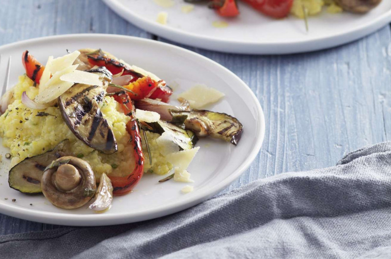 Légumes grillés sur polenta à la ciboulette