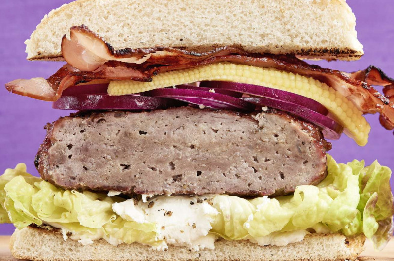 Burger de viande avec poivre mariné et lard grillé