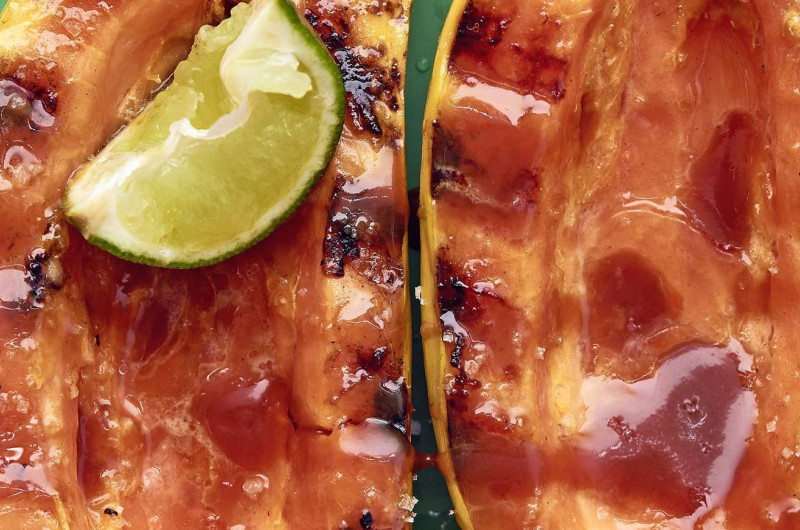Papaye grillée au caramel et à la fleur de sel