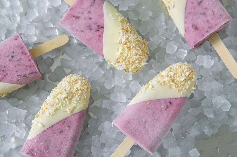 Glace myrtille-chocolat avec noix de coco