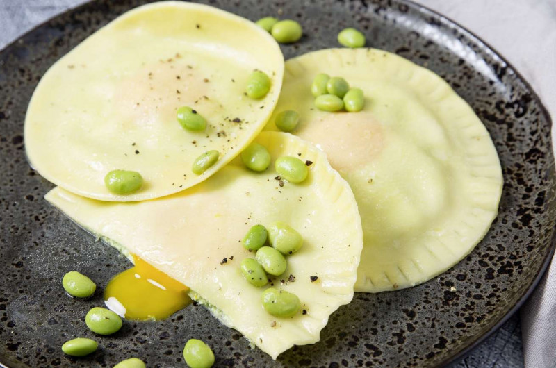 Raviolis aux edamame avec jaune d’œuf