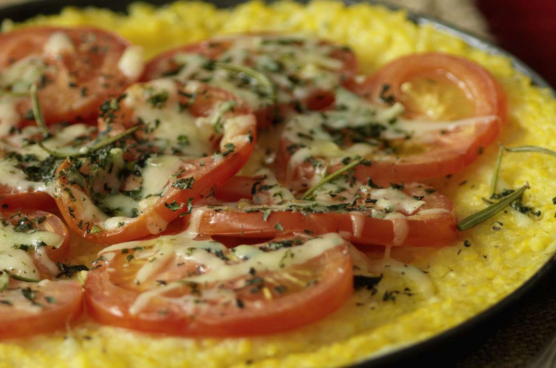 Pizza de maïs aux tomates