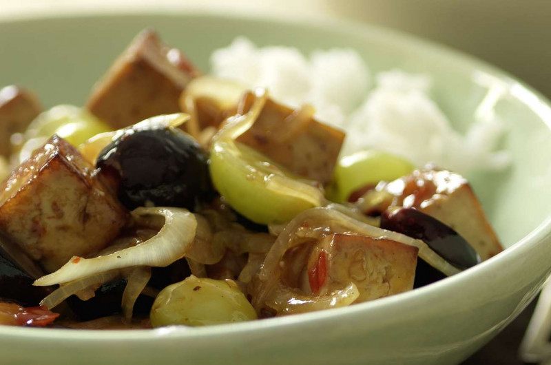 Dés de tofu aux raisins