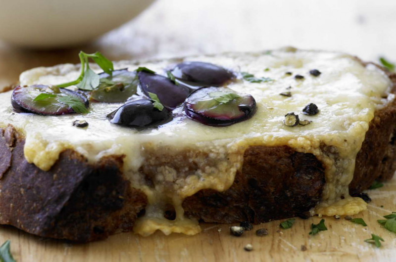 Croûte au fromage et au raisin