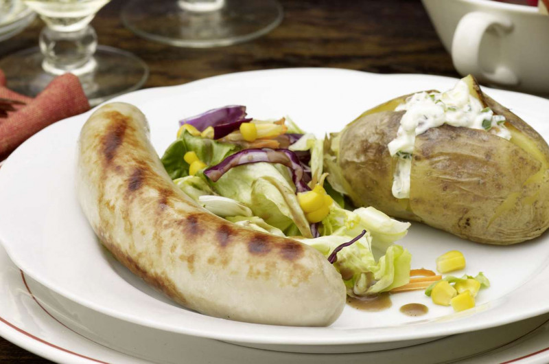 Pomme de terre en papillote avec séré, saucisse à rôtir et salade