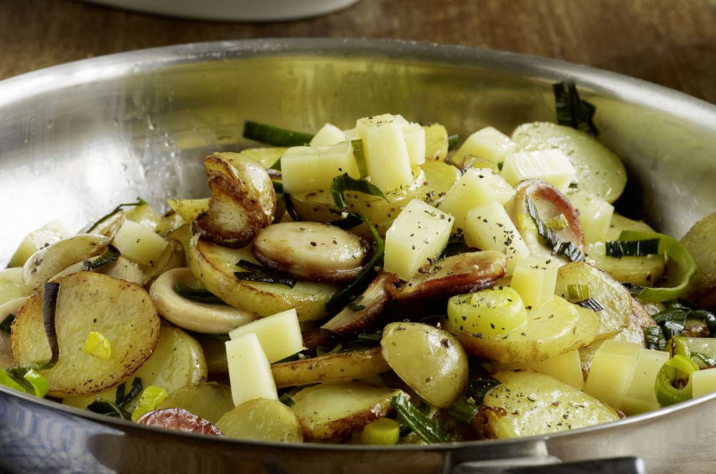 Poêlée de pommes de terre avec saucisse et fromage