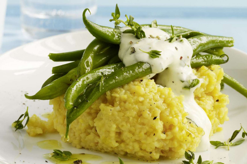 Haricots verts avec mascarpone aux herbes et polenta
