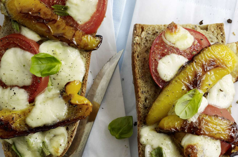 Baguettes tièdes avec légumes et camembert