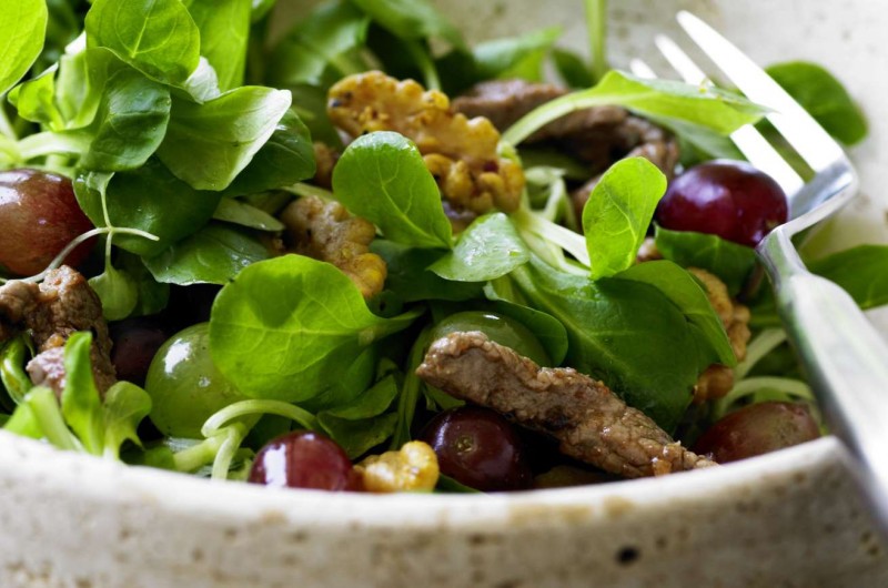 Salade de doucette, sauté de chevreuil et raisin
