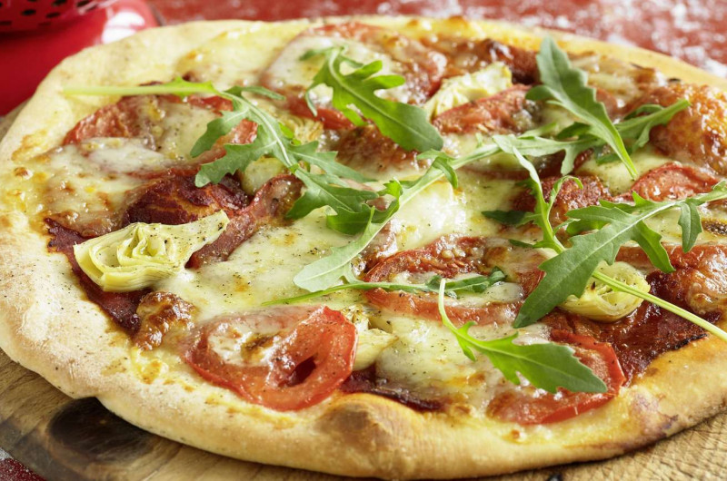 Pizza avec artichauts et roquette