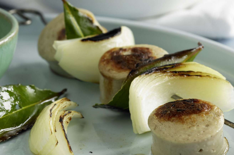 Brochette saucisse et oignon avec salade de topinambour