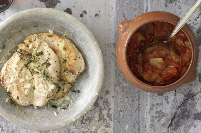 Poitrine de poulet avec parmesan et tomates