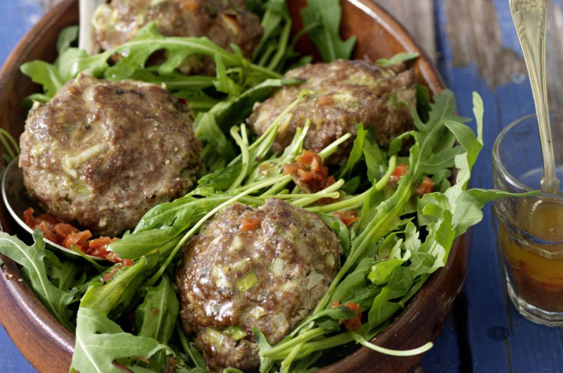 Petits rôtis de viande hachée avec roquette