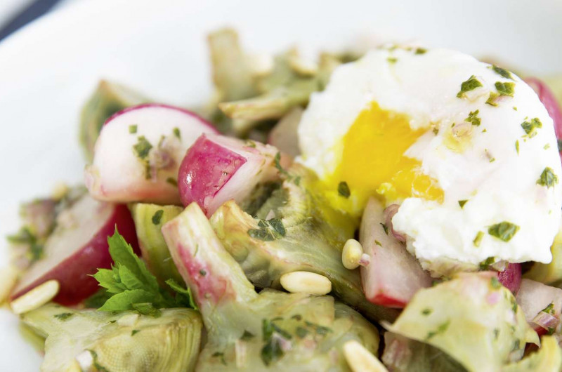Salade d’artichaut avec œuf poché