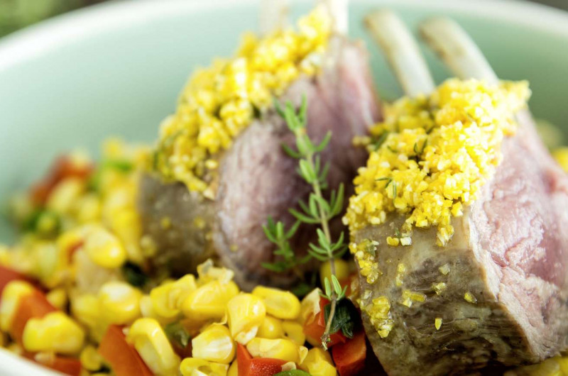 Carrés d'agneau avec croûte de polenta et maïs poêlé