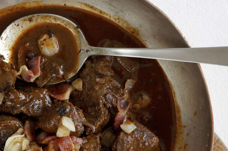 Civet de cerf à la sauce aux airelles et genièvre
