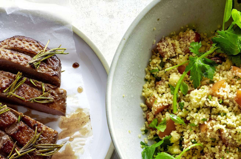 Filet de canard sur lit de couscous aux abricots et aux noix