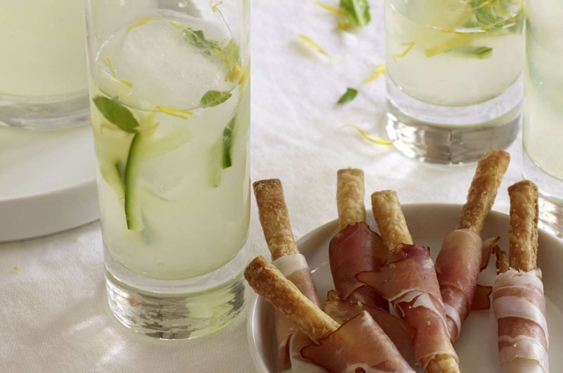 Drink estival avec bâtonnets au jambon cru