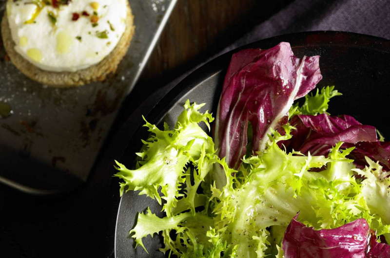 Chicorée frisée avec toasts au chèvre chaud